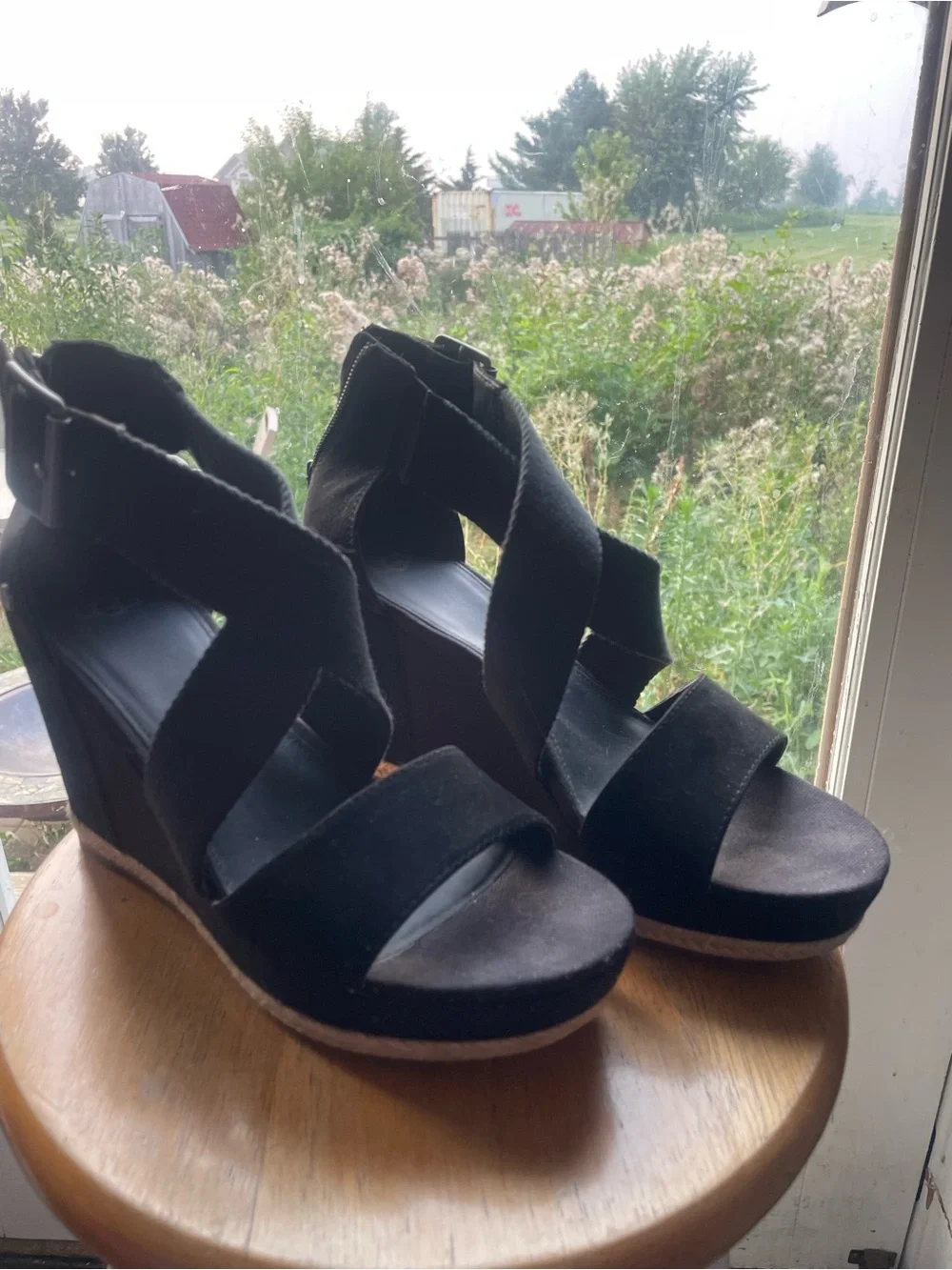 Black Wedge Sandals with Crisscross Straps - Women UGG 8.5 size good condition